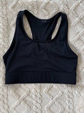 Fabletics On-The-Go Medium Impact Sports Bra w/phone pocket - size medium